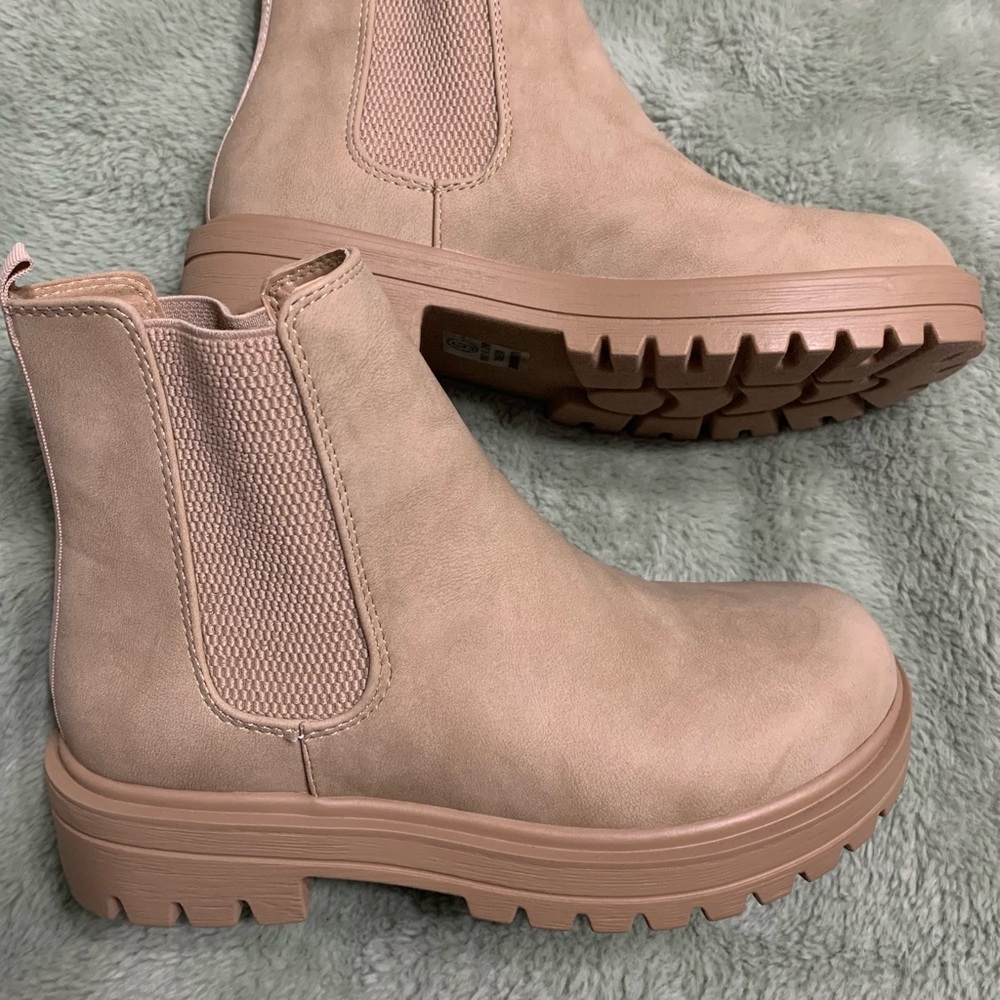 Soda Chelsea Tan Flat Boots NWOT Size 6